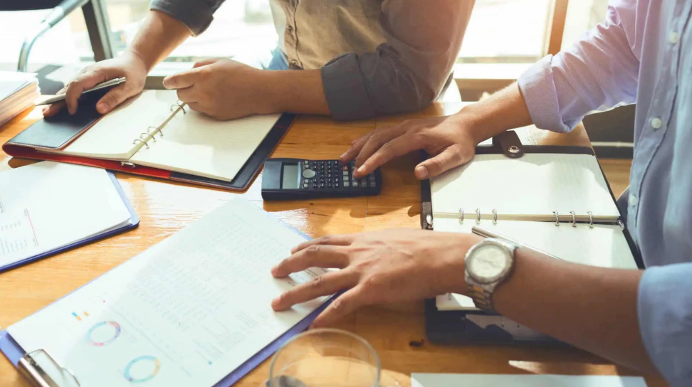 How Does a Fractional CFO Differ from a Full-Time CFO