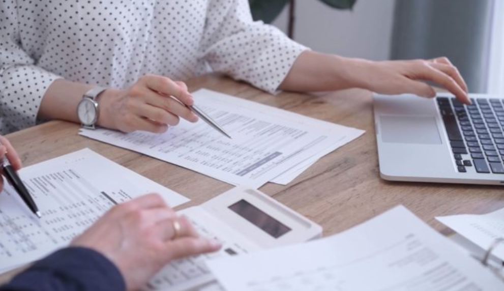 Comparing In-House Accountants and Outsourced Accounting in 2026