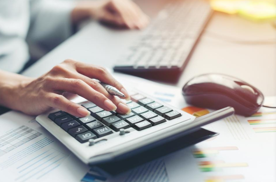 Choosing Professional Bookkeeping Instead of Doing It Yourself